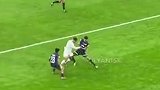 太秀了！球迷实拍贝林厄姆一过二 两个防守人撞到一起