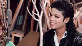 “世界以痛吻我，我却报之以歌”迈克尔杰克逊 他的笑容纯净像个孩子