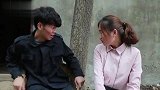 老公给老婆猜拳，没想到老婆在身上打了几拳，太好笑了