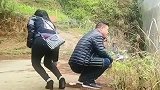 小伙上厕所被捉弄，这一幕太搞笑，吓得他赶紧溜了！