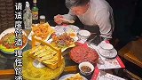 男子还清债务后独自一人吃饭庆祝