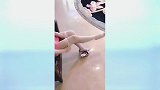 妹子带来一款纯白色网眼丝袜，穿上去的效果这样