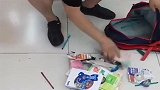 帮儿子收拾书包，打开一看，我这是造了什么孽！