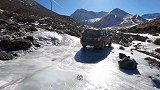 自驾西藏翻越大雪山，车子打滑差点滑到下山，最后陷入雪里出不来