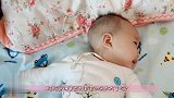 萌宝快5个月了，还不会翻身，接下来一幕让妈妈觉得是头太大了