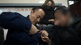 滴，朋友卡！女子手指被卡晾衣杆，闺蜜：她让我示范一下
