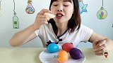妹子吃彩色“鸭蛋巧克力”咬碎蛋壳还有蛋黄，香甜浓郁