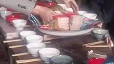 村里订婚现场，亲家拿出厚实的现金聘礼