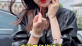 口红雨衣妈妈，小武出息了，这就是爱情吧