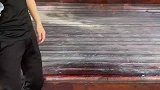 你们帮我看下小孩，我上个厕所