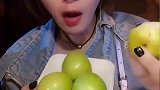 好大的牛奶枣，看小姐姐吃的这么带劲，我也想尝一口