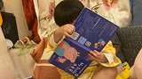 张歆艺晒儿子倒着看书，样子超搞笑，并且还调侃袁弘是猪