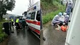 公交车撞上侧滑小轿车致1死 车祸瞬间路过电动车主死里逃生