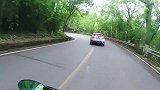 摩托车行车记录仪女司机开车，弯道不减速，一头撞护栏上