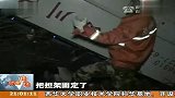 大客车坠入30米悬崖 达州消防结绳救人 120217 新闻现场