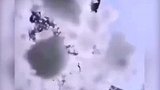 主人被困冰洞，向狗狗求救，没想到狗狗这样做，太搞笑了