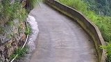 镶嵌在悬崖上的公路