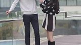 小哥哥满脸无辜被女友捶打，他做错了什么