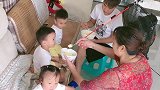 三胞胎兄妹不好好吃饭，宝爸和奶奶一招制敌，全都抢着吃