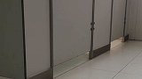 浙江一女子刚蹲下如厕 门下缝隙处突然“闪”了一下