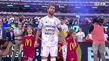 大战一触即发！双方球员踏入球场 皇马身穿特别T恤鼓励阿森西奥