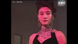 23岁李嘉欣大眼睛高鼻梁，长发及腰妩媚动人，港姐冠军实至名归