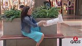 假腿恶作剧，美女邀请路人帮忙，路人非常的尴尬