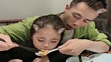 生女儿就是来抢老公的，眼前这一幕，我真的吃醋了！