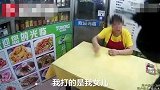 30岁没嫁人，被亲妈拿铁棍暴打，女儿：她给儿子买房，不给我买