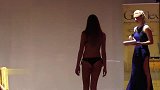 内衣设计这么窄，美女丝毫不在意，秀就完事了