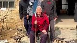 九兄妹齐聚为92岁的老母亲过寿，加上妈妈刚好十全十美