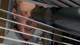 镜头里的小女孩就是好看，金发碧眼的充满了活力