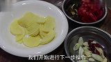 大厨教你西红柿炒土豆的家常做法，风味独特，酸甜软嫩，下饭一绝