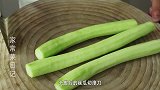 炒丝瓜时，直接下锅炒就错了，难怪丝瓜发黑没食欲，教你正确做法