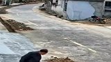 白车失控惊险漂移转弯，路边干活的大爷被吓出了“狮吼功”