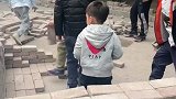 孩子们白天在小区里砌墙，家长晚上拆墙