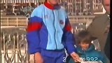 老追星人了!皮克30年前索要科曼的签名并一起合影