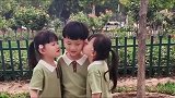家有龙凤三胞胎兄妹，这幸福的哥哥从小就生活在蜜罐里，真幸福