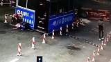 小伙子长得板板正正，就是不太聪明，好好的路不走