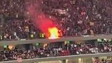 巴萨球迷区因进球庆祝点燃焰火 安保火速出动将其扑灭