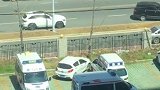 让你乱停车，这下出不来了吧！