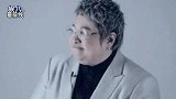 韩红病倒后首晒照，强打精神对镜头比V，脸部难掩憔悴