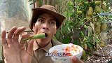 还没长开的菠萝蜜，大叔蘸着辣椒盐吃，厉害