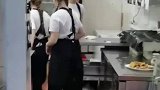 国外餐厅后厨的一幕，或许这就是文化差异的体现吧