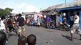 格斗-16年-实拍加纳街头火爆拳击赛 打到呕吐路人围观叫好-专题