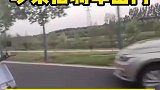 姐弟日常生活姐弟吵架了，骑车出门取快递