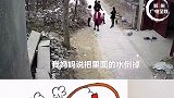 爸爸因好奇点燃液化气残液，俩小孩瞬间被火球包围，幸好妈妈 在旁边第一时间将孩子拽出安全