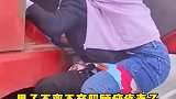 男子不离不弃照顾妻子，背着她开货车养家