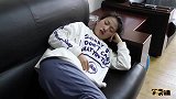 单身美女找大夫看病，不想大夫说恭喜她，结果美女把他赶走了