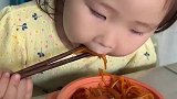 可爱萌娃独立吃饭，小手忙的很